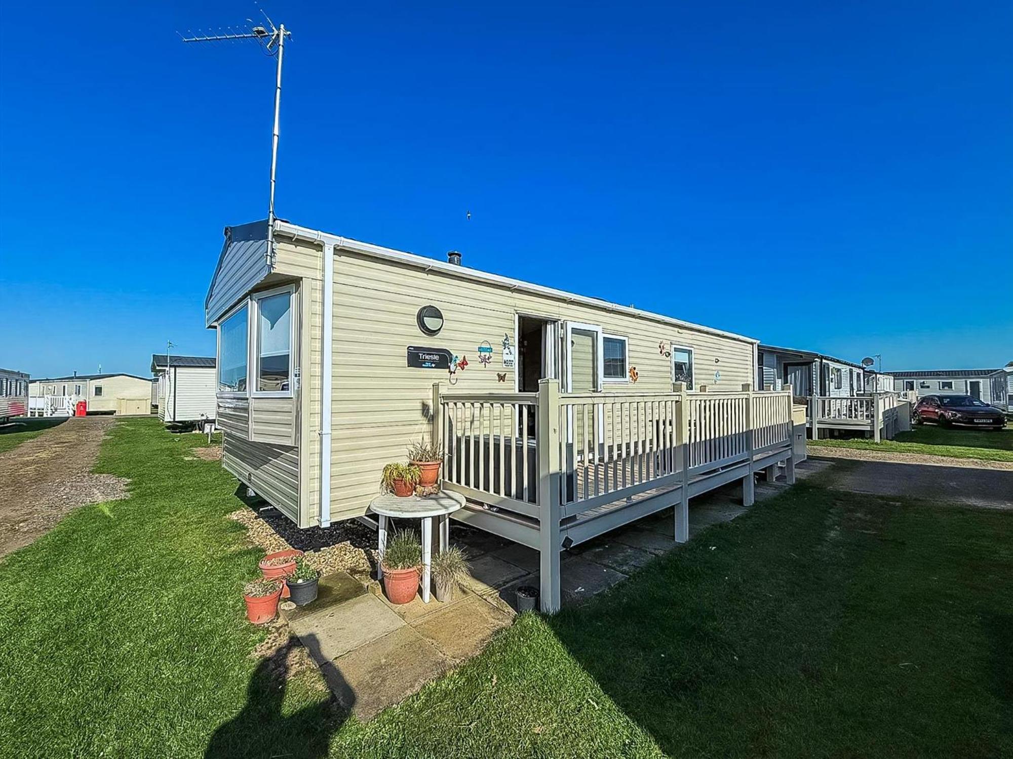 Lovely 6 Berth Caravan With Decking To The Side In Heacham Ref 21040E Exterior foto