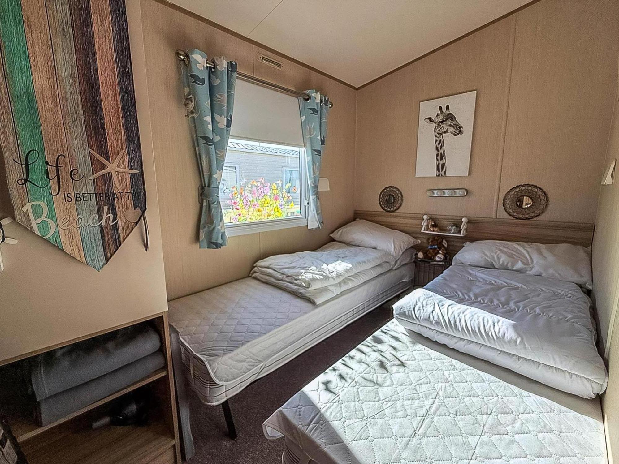 Lovely 6 Berth Caravan With Decking To The Side In Heacham Ref 21040E Exterior foto
