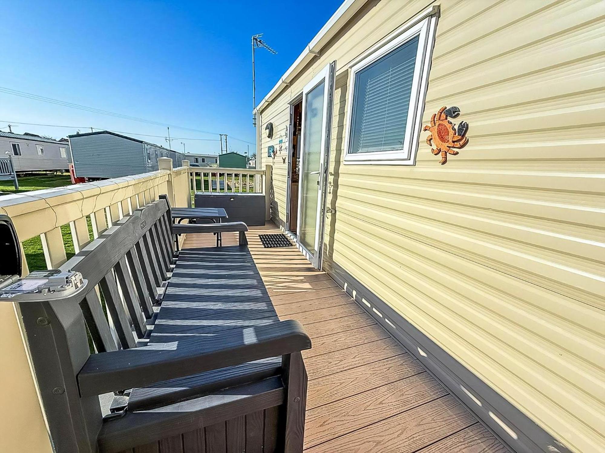 Lovely 6 Berth Caravan With Decking To The Side In Heacham Ref 21040E Exterior foto
